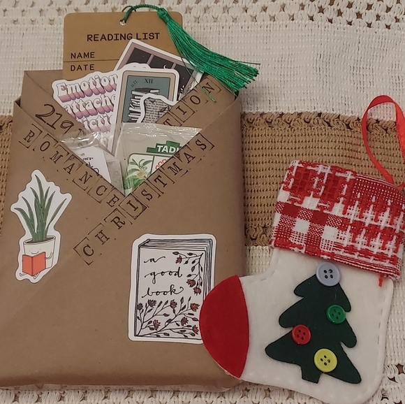 Blind Date With A Book - Christmas - Picture 3 of 4